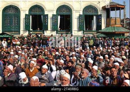 Srinagar Kashmir, India. 27 ottobre 2023. I devoti musulmani pregano fuori dal santuario dello sceicco Abdul Qadir Jeelani (R. A) a Srinagar. I devoti frequentavano il santuario che ospitava la reliquia come parte di un festival di 11 giorni per celebrare l'anniversario della morte del santo Sheikh Syed Abdul Qadir Jeelani (R.A), mistico sufi dell'XI e XII secolo. Il 27 ottobre 2023 a Srinagar Kashmir, India. (Immagine di credito: © Firdous Nazir/eyepix via ZUMA Press Wire) SOLO USO EDITORIALE! Non per USO commerciale! Foto Stock