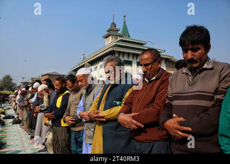 Srinagar Kashmir, India. 27 ottobre 2023. I musulmani kashmiri offrono preghiere presso il santuario dello sceicco Abdul Qadir Jeelani (R. A) a Srinagar. I devoti frequentavano il santuario che ospitava la reliquia come parte di un festival di 11 giorni per celebrare l'anniversario della morte del santo Sheikh Syed Abdul Qadir Jeelani (R.A), mistico sufi dell'XI e XII secolo. Il 27 ottobre 2023 a Srinagar Kashmir, India. (Immagine di credito: © Firdous Nazir/eyepix via ZUMA Press Wire) SOLO USO EDITORIALE! Non per USO commerciale! Foto Stock