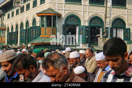 Srinagar Kashmir, India. 27 ottobre 2023. I musulmani kashmiri offrono preghiere presso il santuario dello sceicco Abdul Qadir Jeelani (R. A) a Srinagar. I devoti frequentavano il santuario che ospitava la reliquia come parte di un festival di 11 giorni per celebrare l'anniversario della morte del santo Sheikh Syed Abdul Qadir Jeelani (R.A), mistico sufi dell'XI e XII secolo. Il 27 ottobre 2023 a Srinagar Kashmir, India. (Immagine di credito: © Firdous Nazir/eyepix via ZUMA Press Wire) SOLO USO EDITORIALE! Non per USO commerciale! Foto Stock