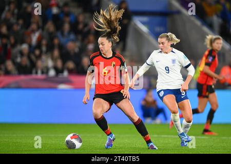 Tina De Caigny del Belgio sotto la pressione dell'inglese Alessia Russo durante la partita del gruppo A1 di UEFA Nations League tra Inghilterra donne e Belgio al King Power Stadium di Leicester venerdì 27 ottobre 2023. (Foto: Jon Hobley | mi News) crediti: MI News & Sport /Alamy Live News Foto Stock