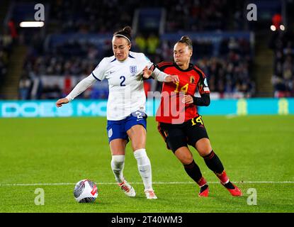 L'Inghilterra Lucy Bronze (a sinistra) e il Belgio Jassina Blom si battono per il pallone durante la partita del gruppo A1 della UEFA Women's Nations League al King Power Stadium di Leicester. Data immagine: Venerdì 27 ottobre 2023. Foto Stock