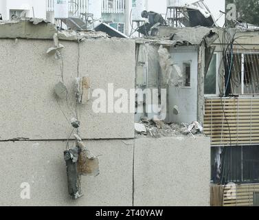 (231027) -- TEL AVIV, 27 ottobre 2023 (Xinhua) -- Un membro delle forze di sicurezza israeliane ispeziona un edificio danneggiato da un attacco missilistico da Gaza, a Tel Aviv, Israele, il 27 ottobre 2023. Le forze di difesa israeliane (IDF) stanno espandendo le operazioni di terra a Gaza venerdì sera, in continuazione dell'offensiva condotta negli ultimi giorni, ha detto il portavoce dell'IDF Daniel Hagari. Nel frattempo, le fazioni armate palestinesi hanno sparato razzi contro le città israeliane per rappresaglia, secondo i media israeliani. (Gideon Markowicz/JINI via Xinhua) Foto Stock