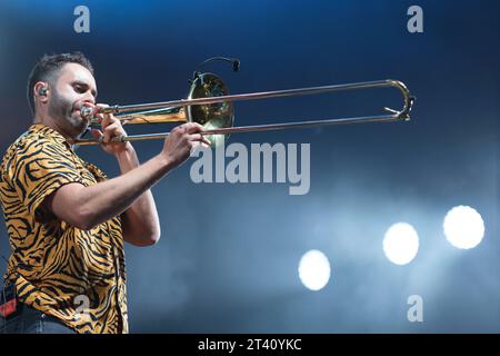 Miguelón Gracía del gruppo la Pegatina si esibisce durante il concerto al Wizcenter di Madrid, 26 ottobre 2023, Spagna Foto Stock