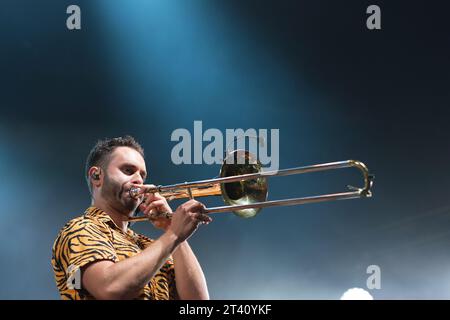 Miguelón Gracía del gruppo la Pegatina si esibisce durante il concerto al Wizcenter di Madrid, 26 ottobre 2023, Spagna Foto Stock