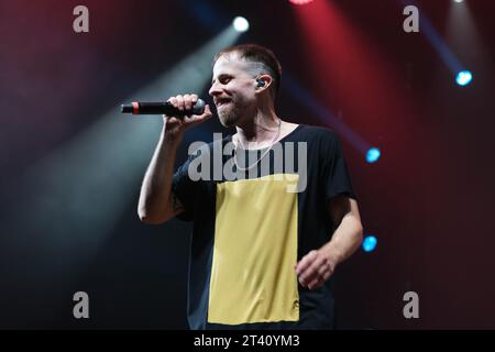 Adrià Salas del gruppo la Pegatina si esibisce durante il concerto al Wizcenter di Madrid, 26 ottobre 2023, Spagna Foto Stock