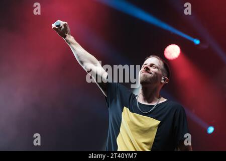 Adrià Salas del gruppo la Pegatina si esibisce durante il concerto al Wizcenter di Madrid, 26 ottobre 2023, Spagna Foto Stock