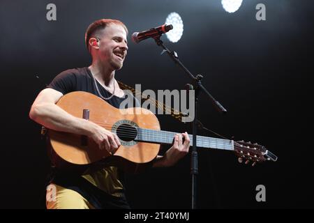 Adrià Salas del gruppo la Pegatina si esibisce durante il concerto al Wizcenter di Madrid, 26 ottobre 2023, Spagna Foto Stock