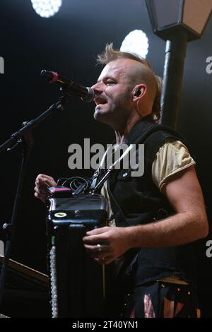 Romain Renard del gruppo la Pegatina si esibisce durante il concerto al Wizcenter di Madrid, 26 ottobre 2023, Spagna Foto Stock