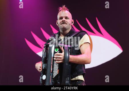 Romain Renard del gruppo la Pegatina si esibisce durante il concerto al Wizcenter di Madrid, 26 ottobre 2023, Spagna Foto Stock