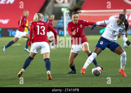 Oslo, Norvegia 27 ottobre 2023 Vilde Boe Rosa di Norvegia Atletico de Madrid Femenino combatte con Lea le Garrec di Francia e Fleury 91 FC durante la partita del gruppo A2 di Lega Nazionale tra donne norvegesi e donne francesi tenutasi allo Stadion Ullevaal di Oslo, Norvegia credito: Nigel Waldron/Alamy Live News Foto Stock