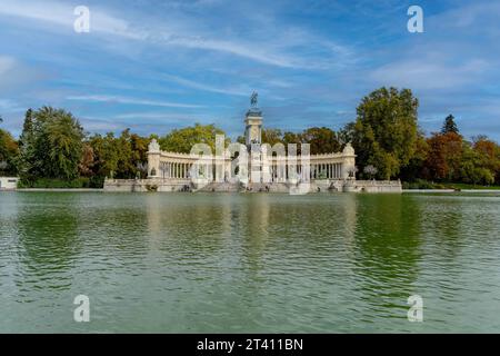 Madrid, Stati Uniti. 2 novembre 2021. Il Monumento ad Alfonso XII (spagnolo: Monumento a Alfonso XII) si trova nel Parco del Buen Retiro (El Retiro), Madrid, Spagna. Il monumento è situato sul bordo orientale di un lago artificiale vicino al centro del parco. (Immagine di credito: © Walter e Arce Jr Grindstone medi/ASP) SOLO USO EDITORIALE! Non per USO commerciale! Foto Stock