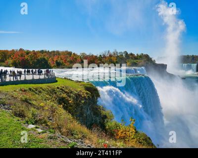 Vista delle Cascate del Niagara dal bordo delle American Falls in autunno Foto Stock