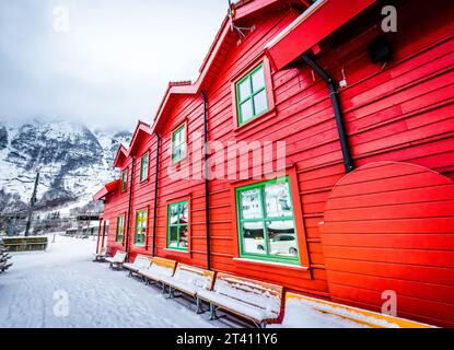 Stazione ferroviaria vecchia. Linea ferroviaria norvegese Flamsbana tra Myrdal e Flam ad Aurland, Norvegia Foto Stock