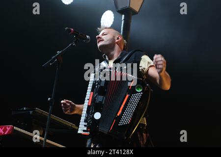 Madrid, Spagna. 27 ottobre 2023. Romain Renard del gruppo la Pegatina si esibisce durante il concerto al Wizcenter di Madrid, 26 ottobre 2023, Spagna (foto di Oscar Gonzalez/Sipa USA) (foto di Oscar Gonzalez/Sipa USA) credito: SIPA USA/Alamy Live News Foto Stock