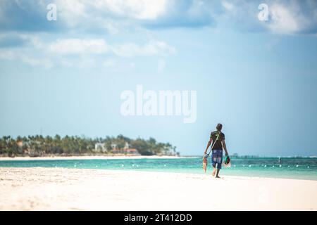 Un pescatore vende pesce fresco su una spiaggia tropicale. La vita della popolazione locale sulle isole dell'Oceano Atlantico. Repubblica Dominicana Foto Stock