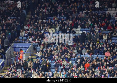 Leicester, Regno Unito. 27 ottobre 2023. I tifosi attendono le squadre durante la partita della UEFA Womens Nations League tra le donne inglesi e le donne belghe al King Power Stadium di Leicester, Inghilterra, il 27 ottobre 2023. Foto di Stuart Leggett. Solo per uso editoriale, licenza necessaria per uso commerciale. Nessun utilizzo in scommesse, giochi o pubblicazioni di un singolo club/campionato/giocatore. Credito: UK Sports Pics Ltd/Alamy Live News Foto Stock