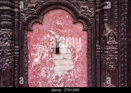 Muro con dettagli del tradizionale tempio nepalese nel centro di Kathmandu Foto Stock