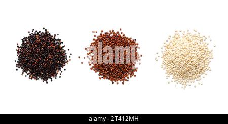 Quinoa nera, rossa e bianca su sfondo bianco. Foto Stock