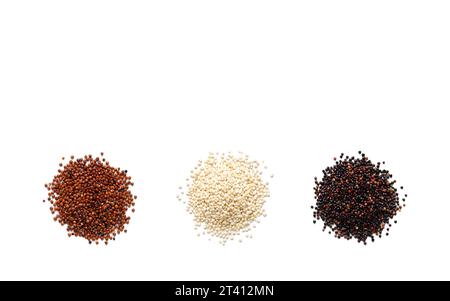 Quinoa nera, rossa e bianca su sfondo bianco con spazio per la copia. Foto Stock