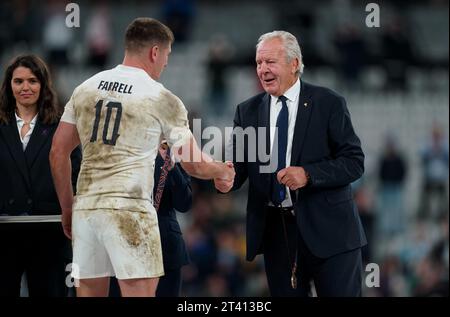 L'inglese Owen Farrell riceve la medaglia di bronzo dal presidente del World Rugby Sir Bill Beaumont dopo la finale di bronzo della Coppa del mondo di rugby 2023 allo Stade de France di Parigi. Data immagine: Venerdì 27 ottobre 2023. Foto Stock