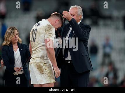 L'inglese Owen Farrell riceve la medaglia di bronzo dal presidente del World Rugby Sir Bill Beaumont dopo la finale di bronzo della Coppa del mondo di rugby 2023 allo Stade de France di Parigi. Data immagine: Venerdì 27 ottobre 2023. Foto Stock