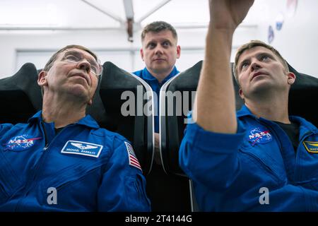 Hawthorne, California, USA. 15 ottobre 2023. I quattro membri dell'equipaggio dello SpaceX MICHAEL BARRATT, entrambi NASA; ALEXANDER GREBENKIN di Roscosmos; e MATTHEW DOMINICK della NASA durante una sessione di addestramento presso il quartier generale dello SpaceX a Hawthorne, California. Credito: SpaceX/ZUMA Press Wire/ZUMAPRESS.com/Alamy Live News Foto Stock