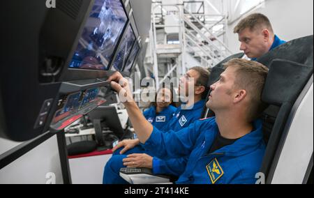 Hawthorne, California, USA. 15 ottobre 2023. I quattro membri dell'equipaggio dello SpaceX Jeanette Epps e Michael Barratt, entrambi astronauti della NASA; Alexander Grebenkin di Roscosmos; e Matthew Dominick della NASA durante una sessione di addestramento presso il quartier generale dello SpaceX a Hawthorne, California. Credito: SpaceX/ZUMA Press Wire/ZUMAPRESS.com/Alamy Live News Foto Stock