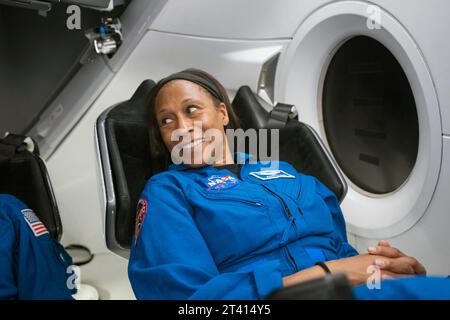 Hawthorne, California, USA. 15 ottobre 2023. I quattro membri dell'equipaggio dello SpaceX Jeanette Epps e Michael Barratt, entrambi astronauti della NASA; Alexander Grebenkin di Roscosmos; e Matthew Dominick della NASA durante una sessione di addestramento presso il quartier generale dello SpaceX a Hawthorne, California. Credito: SpaceX/ZUMA Press Wire/ZUMAPRESS.com/Alamy Live News Foto Stock