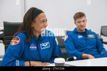 Hawthorne, California, USA. 15 ottobre 2023. I quattro membri dell'equipaggio dello SpaceX Jeanette Epps e Michael Barratt, entrambi astronauti della NASA; Alexander Grebenkin di Roscosmos; e Matthew Dominick della NASA durante una sessione di addestramento presso il quartier generale dello SpaceX a Hawthorne, California. Credito: SpaceX/ZUMA Press Wire/ZUMAPRESS.com/Alamy Live News Foto Stock