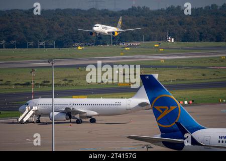 Flughafen Düsseldorf, NRW, Condor Airbus A320 bei der Landung, Luftverkehr DUS *** Aeroporto di Düsseldorf, NRW, Condor Airbus A320 durante l'atterraggio, traffico aereo credito DUS: Imago/Alamy Live News Foto Stock