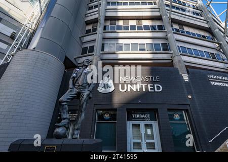 Stato commemorativo di Sir Bobby Robson fuori da un ingresso allo stadio di calcio St James' Park del Newcastle United FC Foto Stock