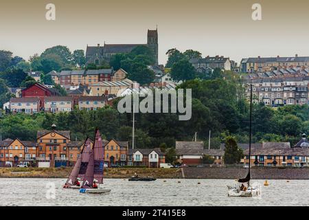 Barche a vela vicino a Penarth Marina & Haven, Cardiff Bay, Galles del Sud Foto Stock