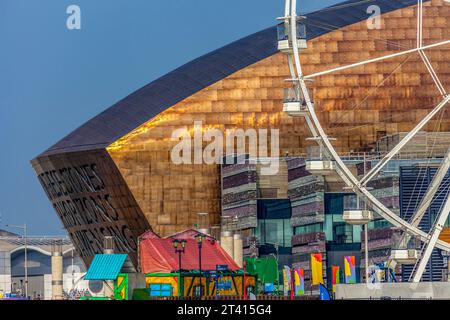 Dettaglio del Millennium Centre e del Cardiff Eye, Cardiff Bay, Galles Foto Stock