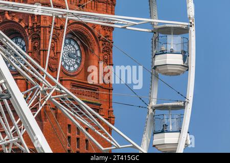 Primo piano del Pierhead Building e del Cardiff Eye, Cardiff Bay, Galles Foto Stock