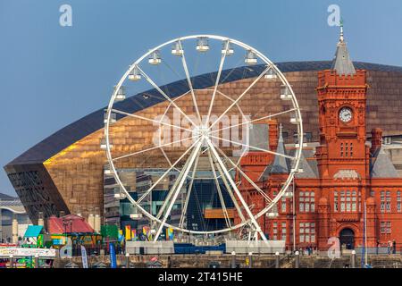 Cardiff Bay, tra cui il Cardfiff Eye, il Wales Millennium Centre, il Pierhead Building e il Senedd, Galles del Sud Foto Stock