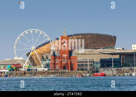 Cardiff Bay, tra cui il Cardfiff Eye, il Wales Millennium Centre, il Pierhead Building e il Senedd, Galles del Sud Foto Stock