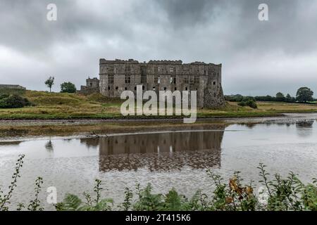 Carew Castle, riflesso nel fiume Carew, Pembrokeshire, Galles meridionale Foto Stock