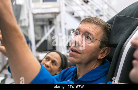 Hawthorne, California, USA. 15 ottobre 2023. I quattro membri dell'equipaggio dello SpaceX Jeanette Epps e Michael Barratt, entrambi astronauti della NASA; Alexander Grebenkin di Roscosmos; e Matthew Dominick della NASA durante una sessione di addestramento presso il quartier generale dello SpaceX a Hawthorne, California. Credito: SpaceX/ZUMA Press Wire/ZUMAPRESS.com/Alamy Live News Foto Stock