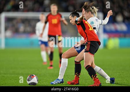 Leicester, Regno Unito. 27 ottobre 2023. La belga Laura De neve e l'inglese Alessia Russo combattono per il pallone durante una partita di calcio tra l'Inghilterra e la nazionale femminile belga The Red Flames, partita 3/6 nel gruppo A1 della UEFA Women's Nations League 2023-2024, venerdì 27 ottobre 2023, a Leicester, Regno Unito. BELGA PHOTO DAVID CATRY Credit: Belga News Agency/Alamy Live News Foto Stock