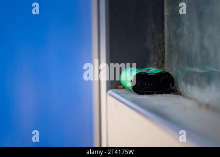 Uno svapo usa e getta vuoto, seduto su una finestra di una fermata dell'autobus a Sydney, Australia. Il Melon Ice IGET Bar contiene il 5% di nicotina Foto Stock