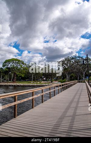 Bradenton, Florida, Manatee County - Scene intorno al lungofiume di Bradenton. Passeggiata sul lungomare, parchi, fiume dei lamantini, moli. Foto Stock