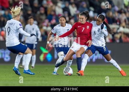 Oslo, Norvegia 27 ottobre 2023 Ingrid Syrstad Engenden di Norvegia e Barcellona fc battaglie contro Lea le Garrec di Francia e Fleury 91 fc durante la partita del gruppo A2 di Lega Nazionale tra donne norvegesi e donne francesi tenutasi allo Stadion Ullevaal di Oslo, Norvegia credito: Nigel Waldron/Alamy Live News Foto Stock