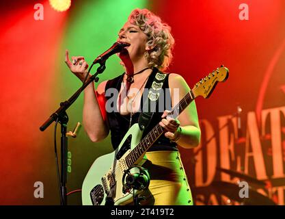 Bexhill, Regno Unito. 27 ottobre 2023. Samantha Fish con Jesse Dayton durante il loro tour nel Regno Unito con canzoni dal loro ultimo album "Death Wish Blues" al De la Warr Pavillion. Crediti: LFP/Alamy Live News Foto Stock