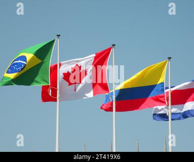 Bandiera del Canada insieme ad altre bandiere di diversi paesi Foto Stock