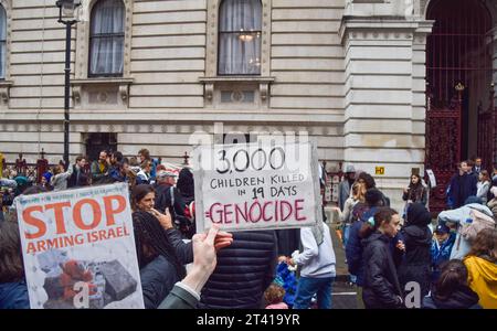 Londra, Regno Unito. 27 ottobre 2023. Genitori e bambini si riunirono al di fuori del Foreign, Commonwealth and Development Office a Westminster chiedendo un immediato cessate il fuoco a Gaza e collocarono orsacchiotti e altri giocattoli, in rappresentanza dei bambini palestinesi uccisi durante la guerra Israele-Hamas, fuori dall'edificio del governo. Credito: Vuk Valcic/Alamy Live News Foto Stock