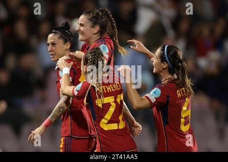 Salerno, Italia. 27 ottobre 2023. La spagnola Jennifer Hermoso festeggia con le compagne di squadra Athenea del Castillo, Astana Bonmati e Teresa Abelleira dopo aver segnato per dare alla squadra un vantaggio di 1-0 durante la partita UEFA Women's Nations League allo Stadio Arechi di Salerno. Il credito fotografico dovrebbe leggere: Jonathan Moscrop/Sportimage Credit: Sportimage Ltd/Alamy Live News Foto Stock