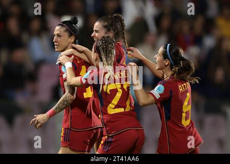 Salerno, Italia. 27 ottobre 2023. La spagnola Jennifer Hermoso festeggia con le compagne di squadra Athenea del Castillo, Astana Bonmati e Teresa Abelleira dopo aver segnato per dare alla squadra un vantaggio di 1-0 durante la partita UEFA Women's Nations League allo Stadio Arechi di Salerno. Il credito fotografico dovrebbe leggere: Jonathan Moscrop/Sportimage Credit: Sportimage Ltd/Alamy Live News Foto Stock