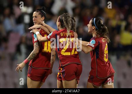 Salerno, Italia. 27 ottobre 2023. La spagnola Jennifer Hermoso festeggia con le compagne di squadra Athenea del Castillo, Astana Bonmati e Teresa Abelleira dopo aver segnato per dare alla squadra un vantaggio di 1-0 durante la partita UEFA Women's Nations League allo Stadio Arechi di Salerno. Il credito fotografico dovrebbe leggere: Jonathan Moscrop/Sportimage Credit: Sportimage Ltd/Alamy Live News Foto Stock