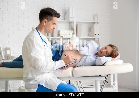 Giovane donna incinta in visita medico in clinica Foto Stock