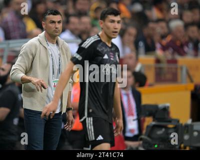 ISTANBUL - (l-r) allenatore di Besiktas JK Burak Yilmaz, Baktiyor Zainutdinov di Besiktas JK durante la partita turca Super Lig tra Galatasaray AS e Besiktas AS al Rams Global Stadium il 21 ottobre 2023 a Istanbul, Turchia. ANP | Hollandse Hoogte | GERRIT VAN COLOGNE Foto Stock